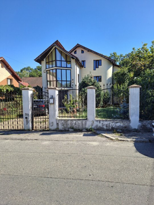 Vilă spațioasă de  7 cam, 250 mp, curte 400 mp, Pitești, Gavana Padure 3000 Euro