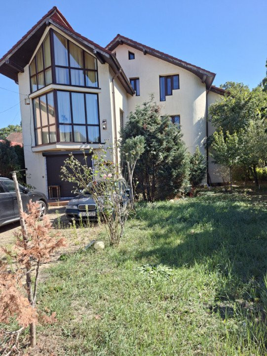 Vilă spațioasă de  7 cam, 250 mp, curte 400 mp, Pitești, Gavana Padure 3000 Euro