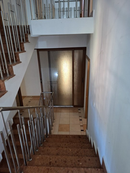 Vilă spațioasă de  7 cam, 250 mp, curte 400 mp, Pitești, Gavana Padure 3000 Euro
