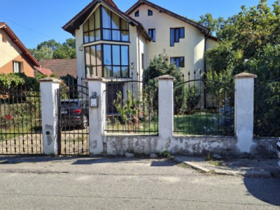 Vilă spațioasă de  7 cam, 250 mp, curte 400 mp, Pitești, Gavana Padure 3000 Euro
