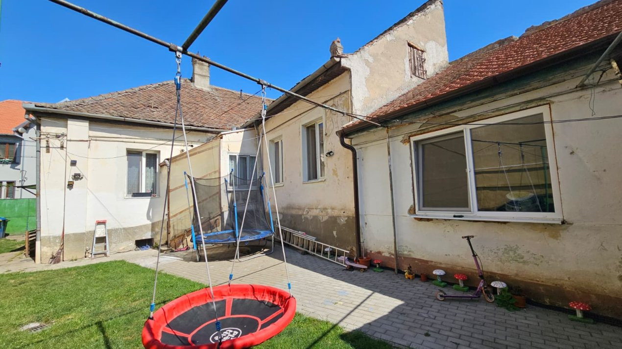 Casă individuală compusă din două apartamente, cu teren liber de 540 mp 