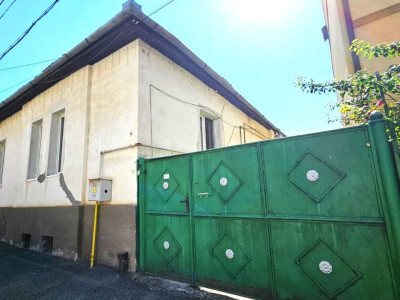 Casă individuală compusă din două apartamente, cu teren liber de 540 mp 
