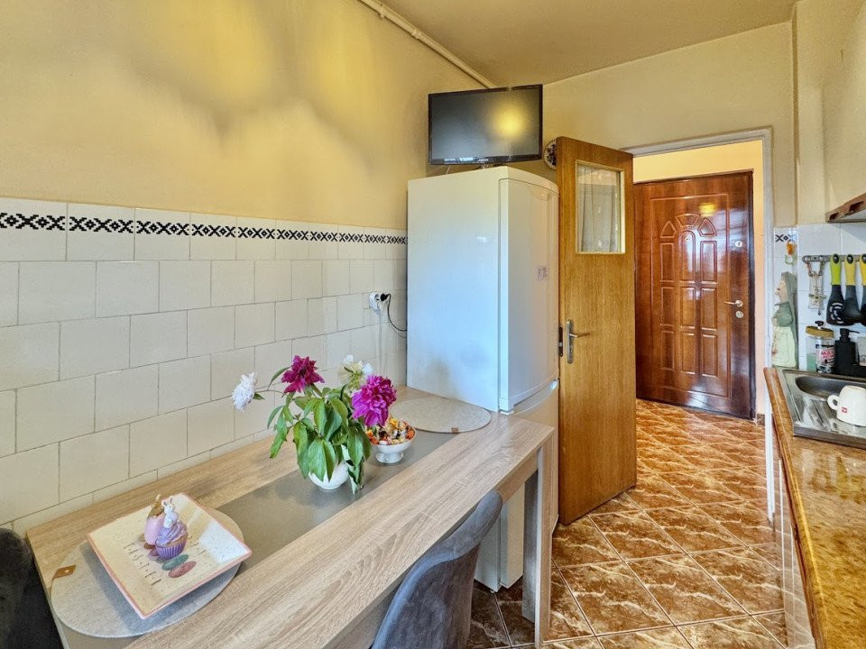Apartament 3 camere 2 bai decomandat mobilat 65 mp - Aleea Streiu