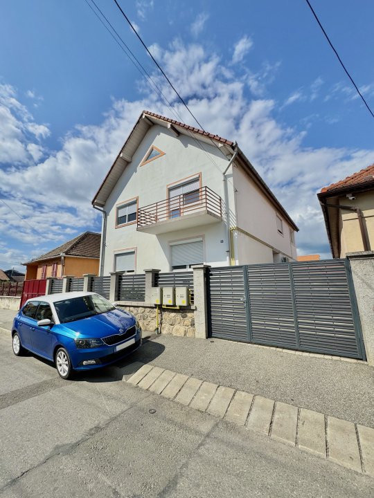 Apartament la casa – 4 camere + demisol util + curte și garaj Sibiu