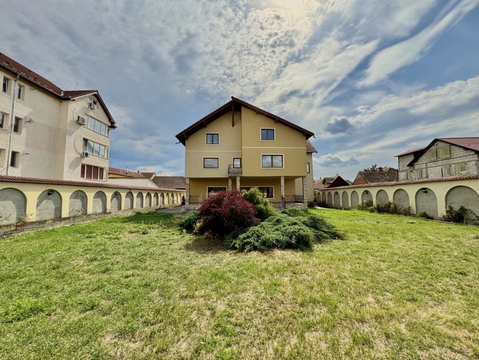 Casa pe 4 Niveluri - Ideală pentru Afaceri sau Reședință Exclusivistă