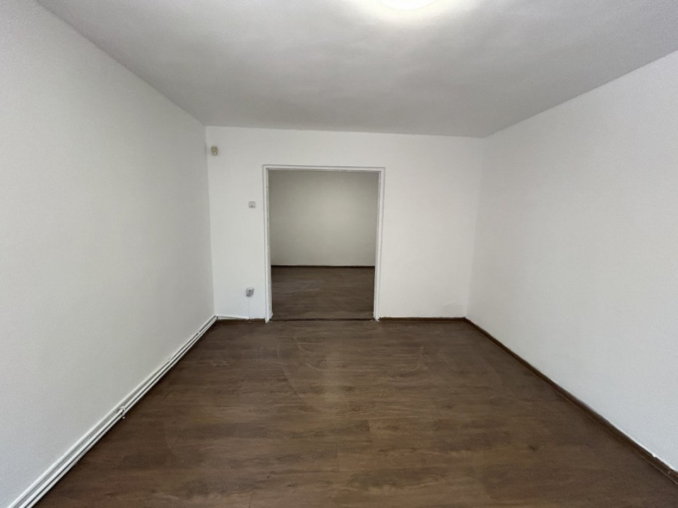VAND CASA 3 CAM, SINGUR CURTE, APROAPE DE INTRAREA LA SPITALUL FUNDENI, 