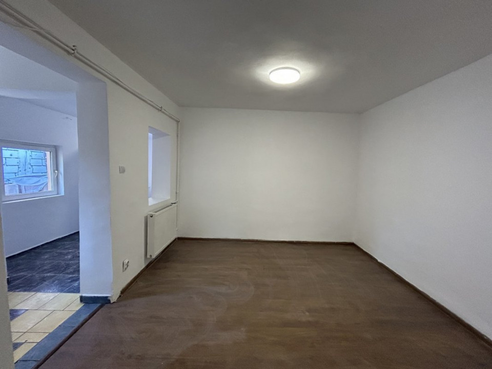 VAND CASA 3 CAM, SINGUR CURTE, APROAPE DE INTRAREA LA SPITALUL FUNDENI, 