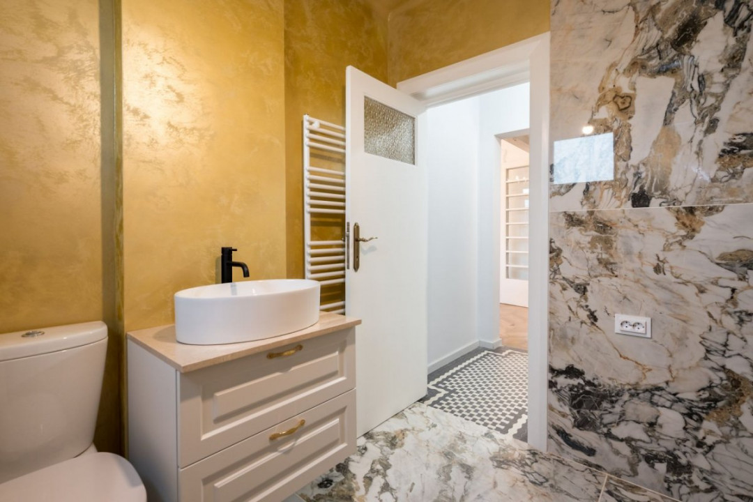 VAND APARTAMENT TREI CAMERE MAGNIFICE, SUPERB! APROAPE DE ORICE