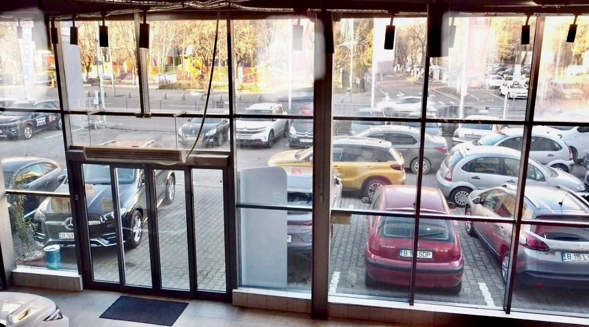 OPORTUNITATE Locatie imobiliara cu doua showroomuri functionale si ultradotate