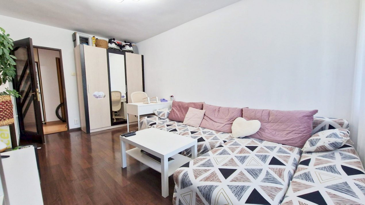 2 camere cu balcon scăldat de soare, gata să te primească în Alexandru Obregia