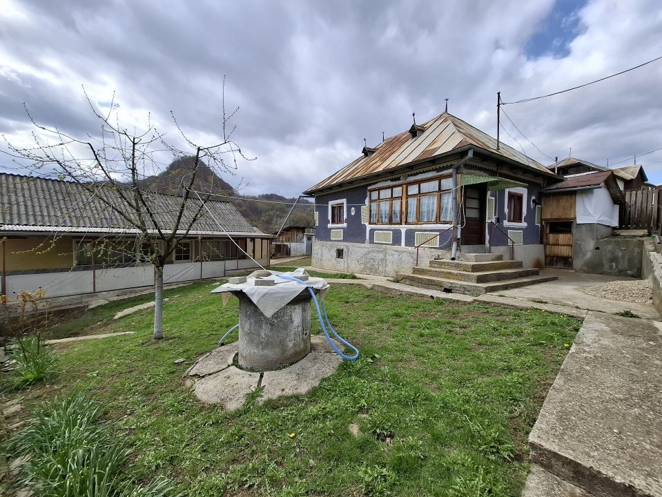 Vânzare căsuță rustică în com. Bărbulețu, jud. Dâmvovița