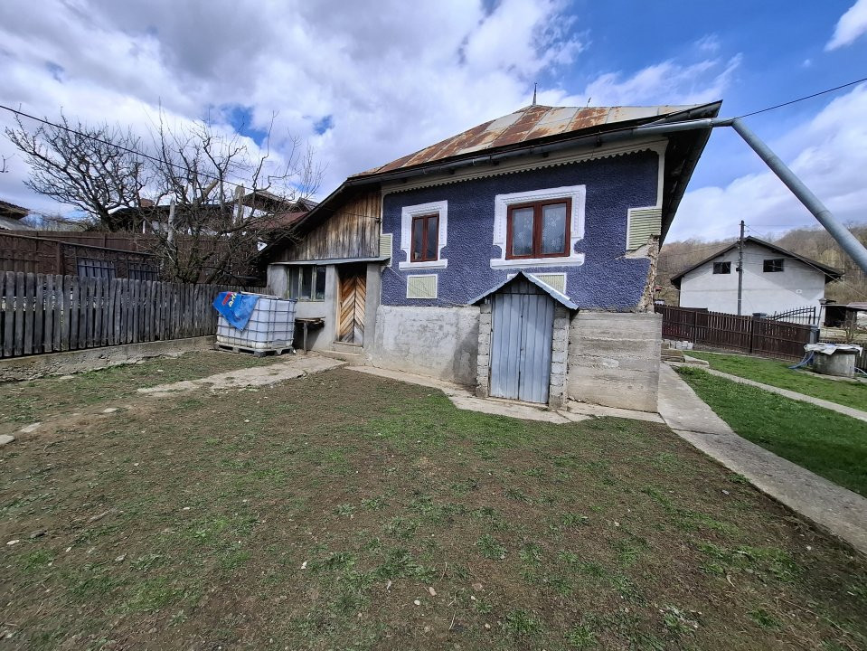 Vânzare căsuță rustică în com. Bărbulețu, jud. Dâmvovița