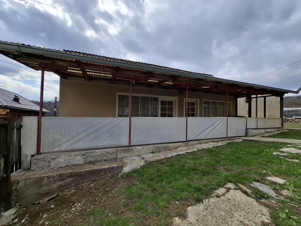 Vânzare căsuță rustică în com. Bărbulețu, jud. Dâmvovița