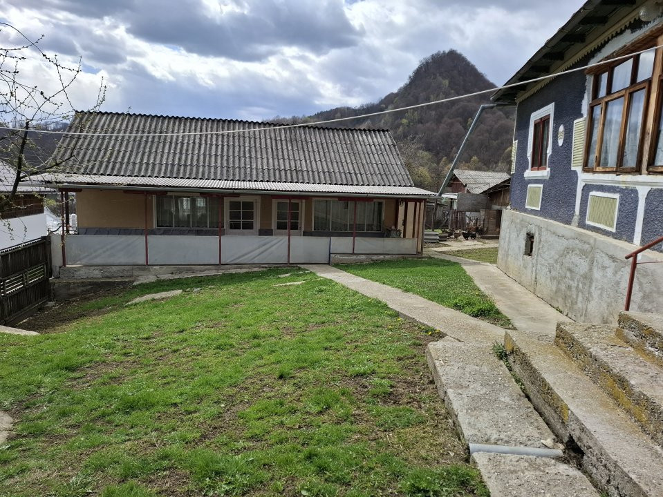 Vânzare căsuță rustică în com. Bărbulețu, jud. Dâmvovița