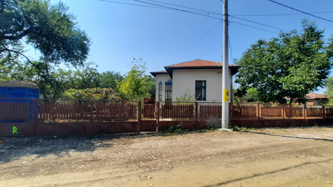 Vânzare casă și teren în oraș RĂCARI, jud.Dâmbovița