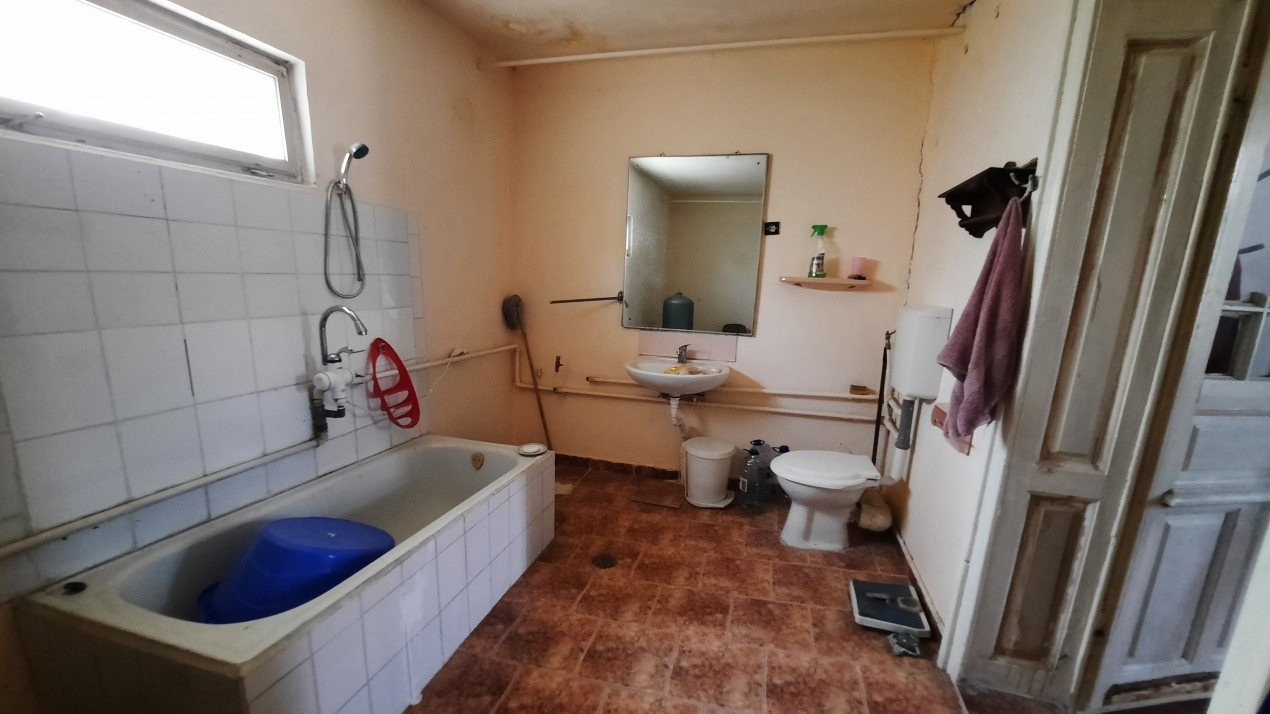  Vânzare casă și teren în oraș RĂCARI, jud.Dâmbovița