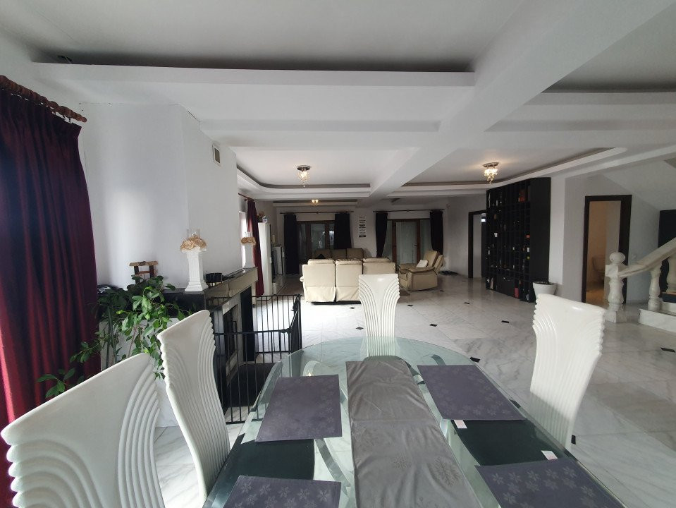 De vanzare vila cu piscina, langa teren golf