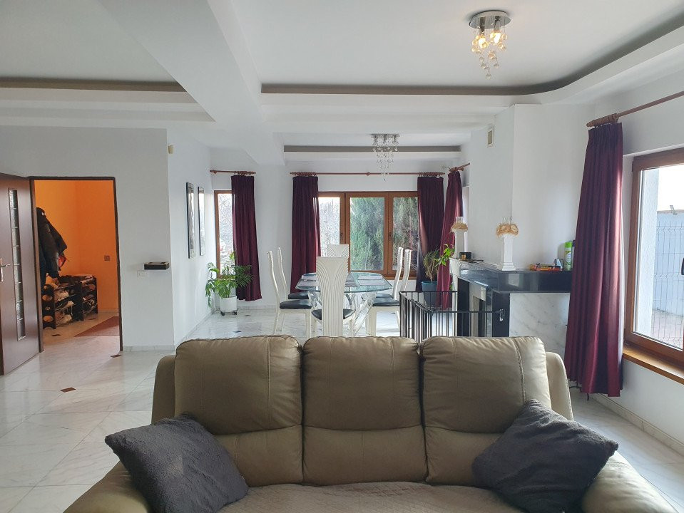 De vanzare vila cu piscina, langa teren golf