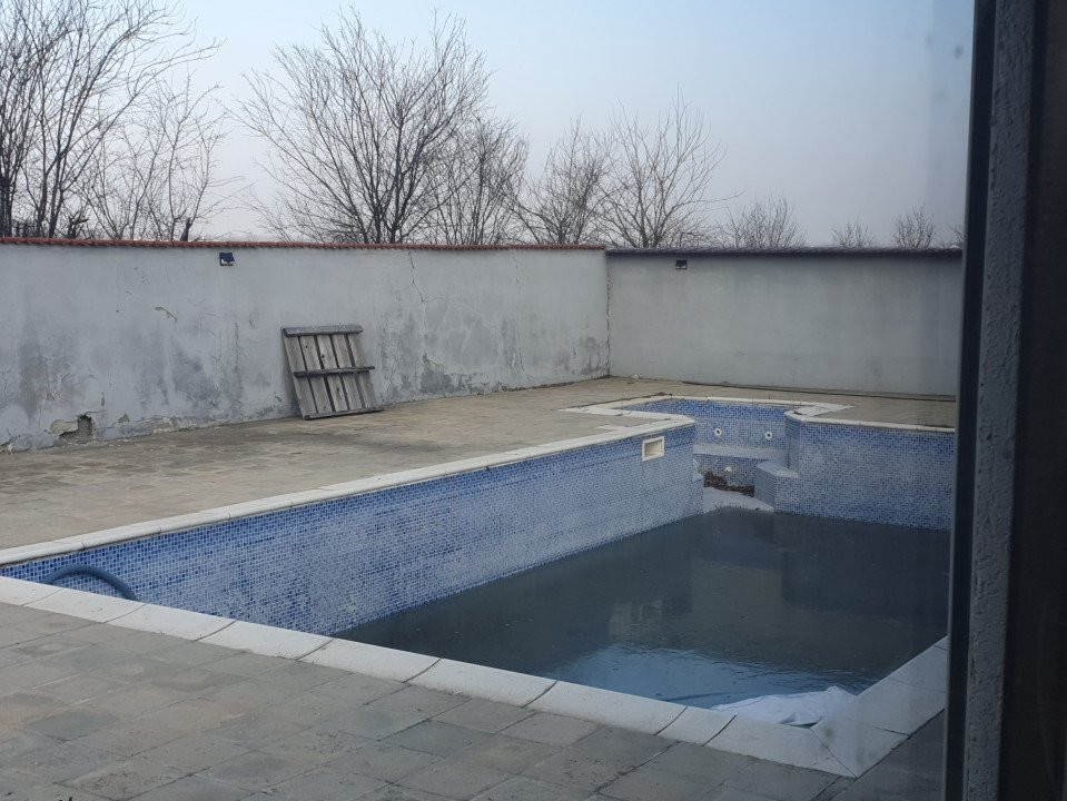 De vanzare vila cu piscina, langa teren golf