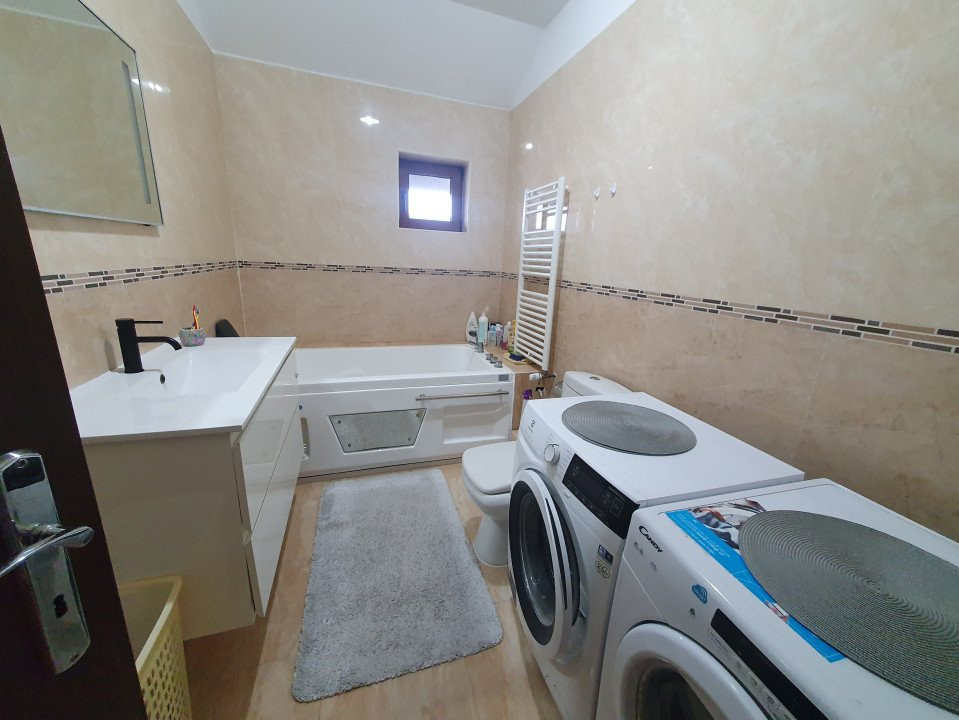 De vanzare vila cu piscina, langa teren golf