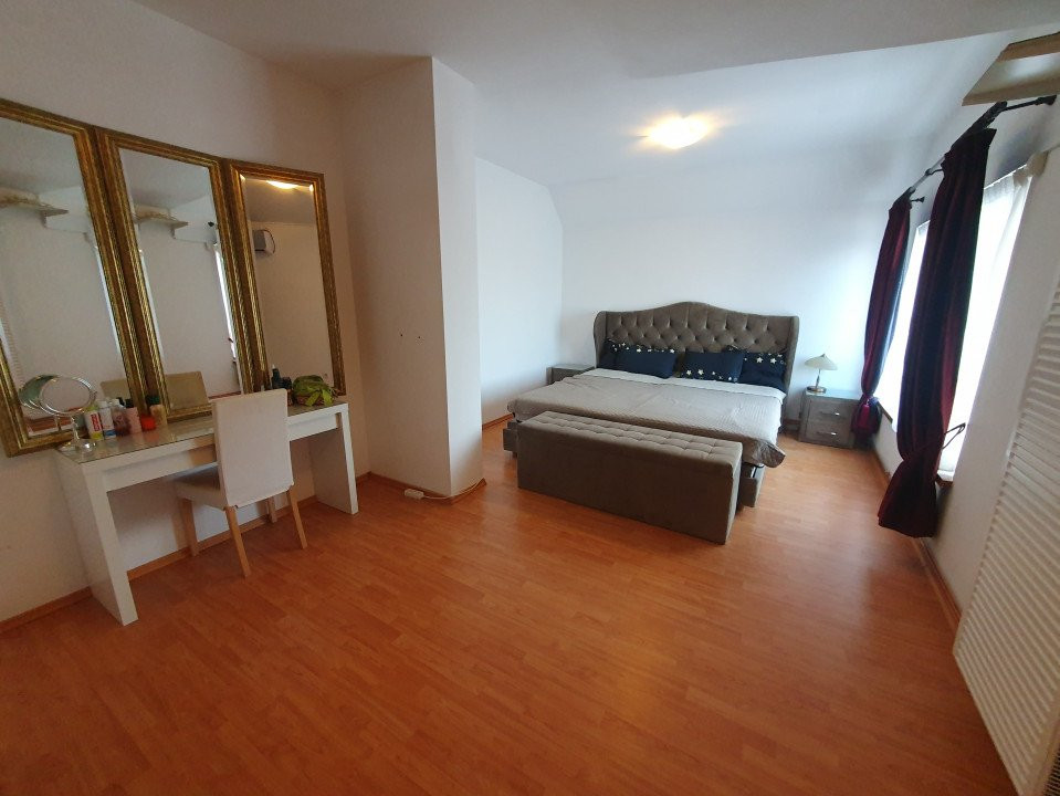 De vanzare vila cu piscina, langa teren golf