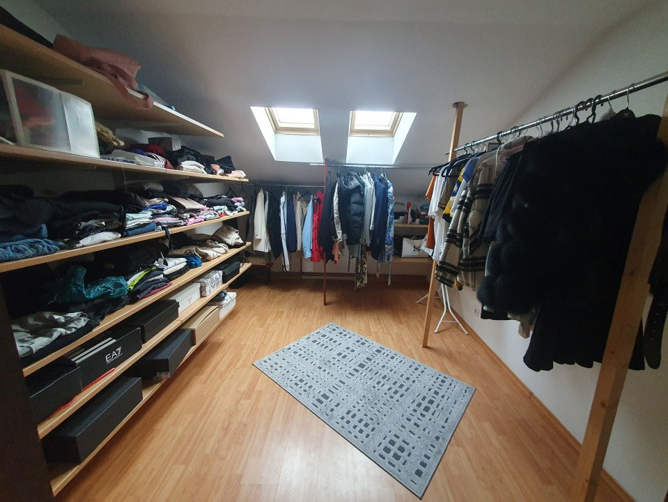 De vanzare vila cu piscina, langa teren golf