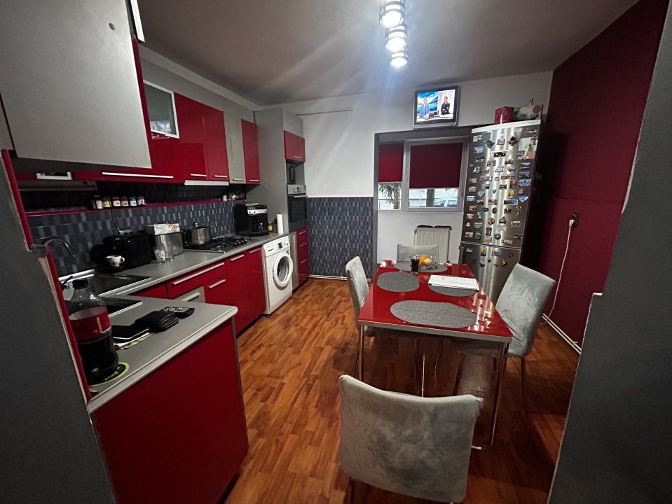 De vanzare apartament cu 4 camere
