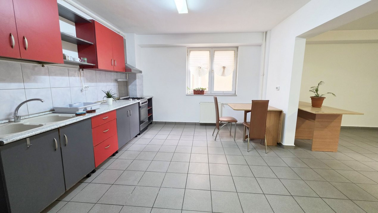 Intr-adevar unic. Apartament cu 3 camere, peste 90 mp, Cernauti