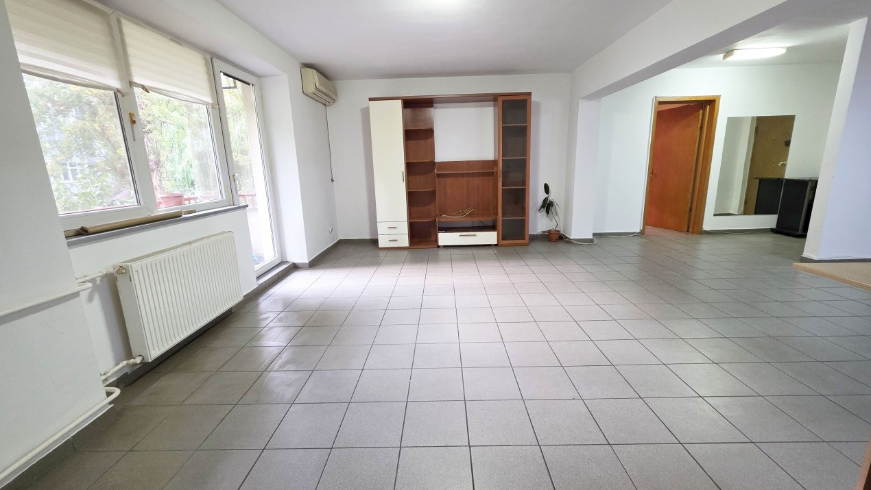 Intr-adevar unic. Apartament cu 3 camere, peste 90 mp, Cernauti