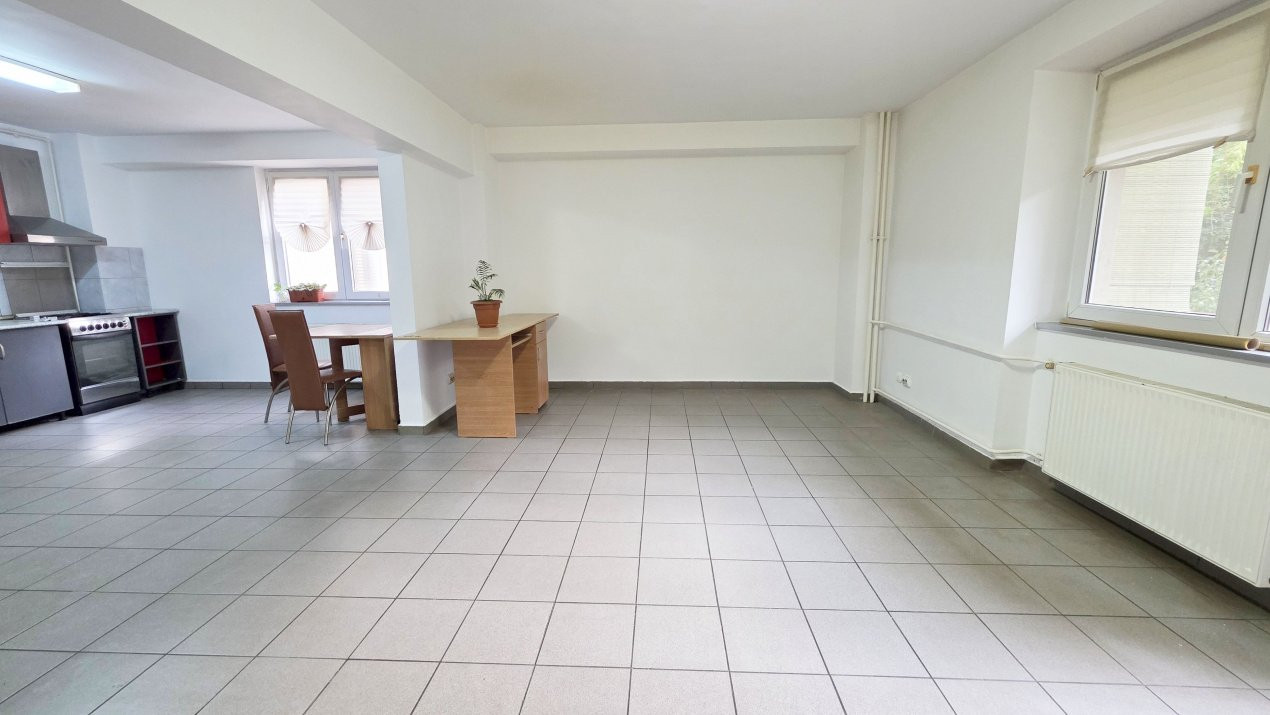 Intr-adevar unic. Apartament cu 3 camere, peste 90 mp, Cernauti