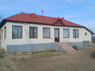 Casă de vânzare în Lunca Corbului – poziție excelentă, teren generos!