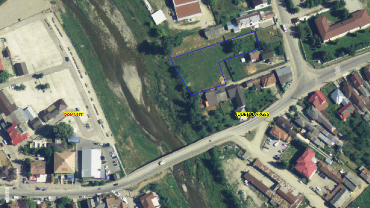 Teren intravilan Domnești, Central lângă Liceu, pe malul Râului