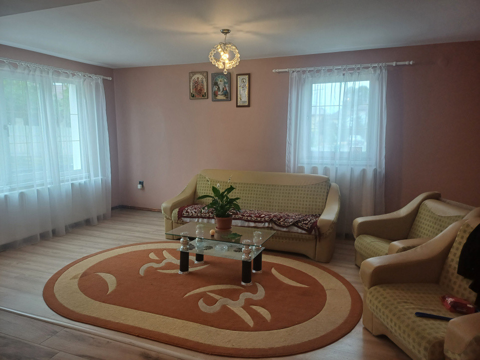 Vilă spațioasă cu garaj, aproape de centrul Bascovului