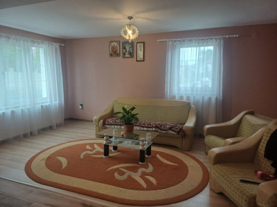 Vilă spațioasă cu garaj, aproape de centrul Bascovului