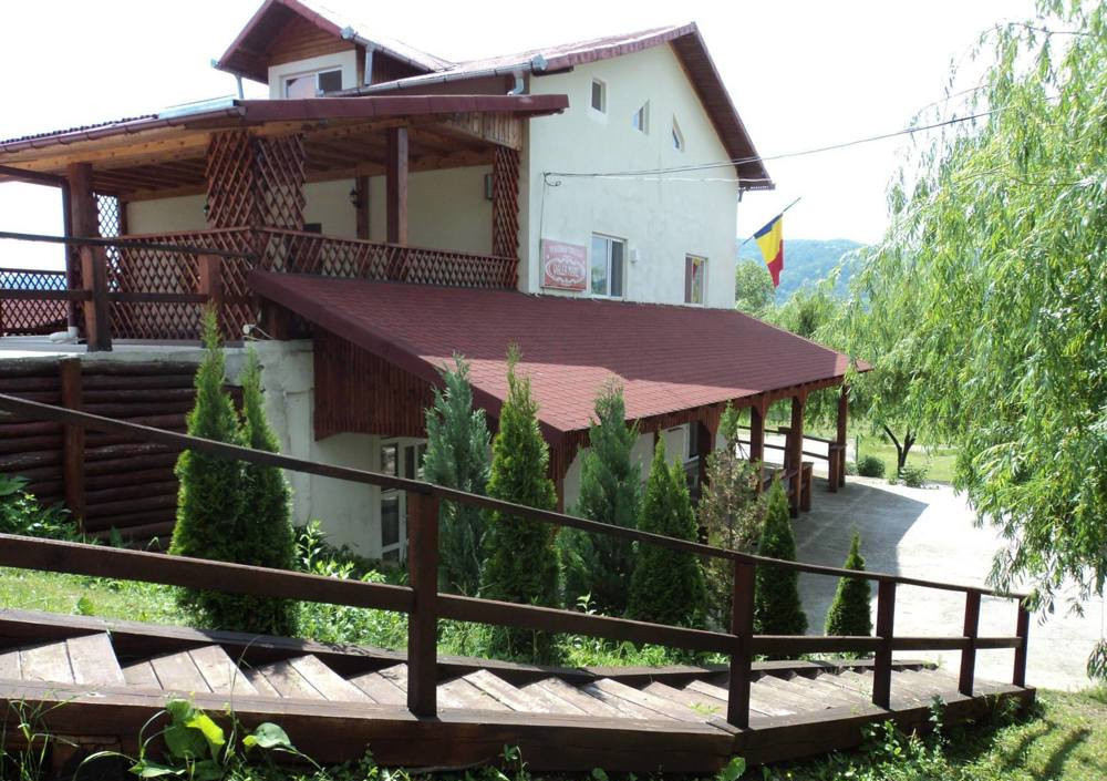 Vila de vacanțe cu prieteni în 9 camere și teren generos în Argeș