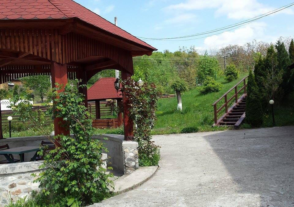 Pensiune 9 camere în Valea Mare Bratia, com. Balilești, jud. Argeș