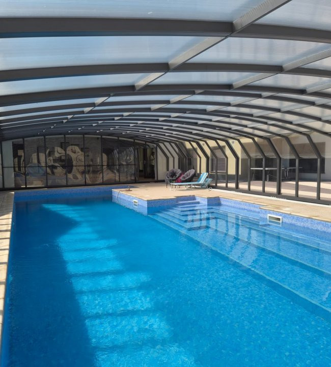 Casa cu jacuzzi, piscina încălzita si crama unde fiecare zi e o petrecere de lux