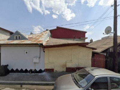 Teren cu casa demolabila -strada Plesani