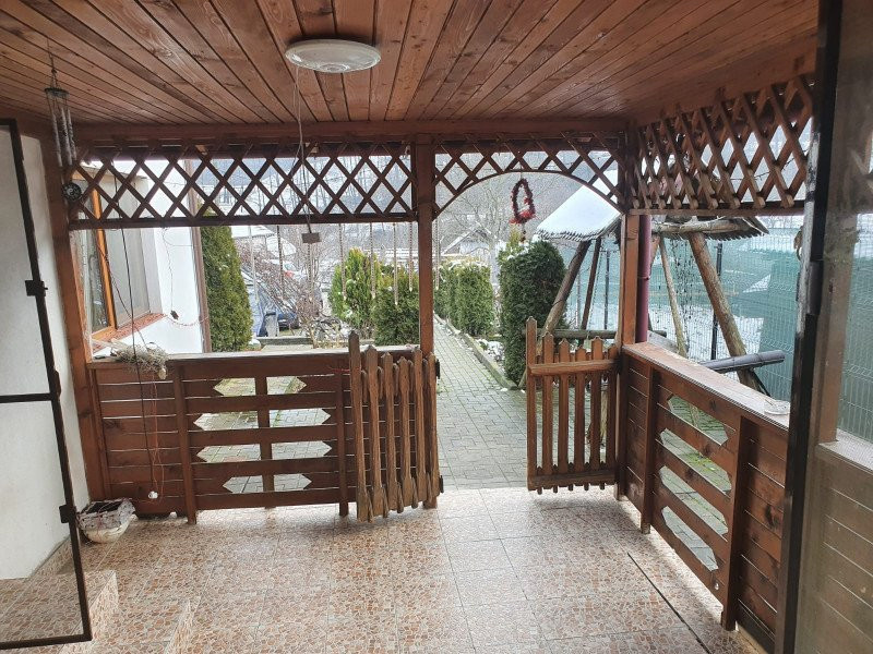 Casă la Padure cu 6 camere de vânzare – Curtea de Argeș, zona Bușaga