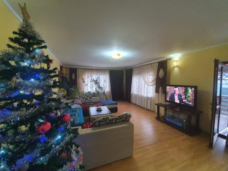 Casă la Padure cu 6 camere de vânzare – Curtea de Argeș, zona Bușaga