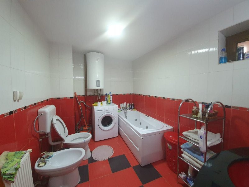 Casă la Padure cu 6 camere de vânzare – Curtea de Argeș, zona Bușaga