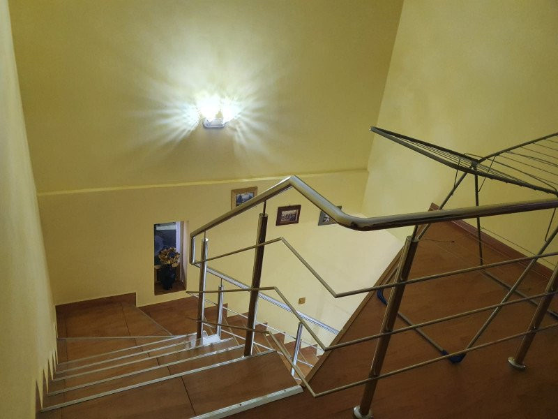 Casă la Padure cu 6 camere de vânzare – Curtea de Argeș, zona Bușaga