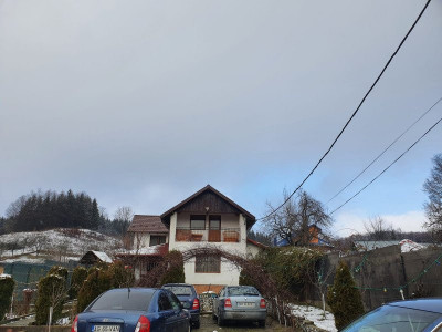 Casă la Padure cu 6 camere de vânzare – Curtea de Argeș, zona Bușaga